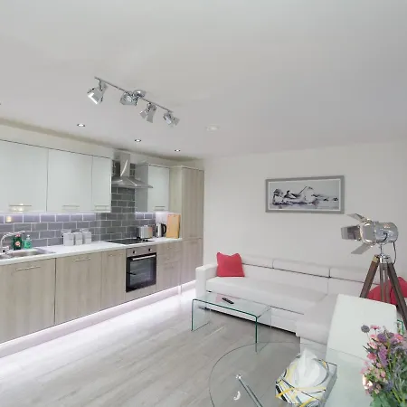 Live In Leeds Greenhill Apartment