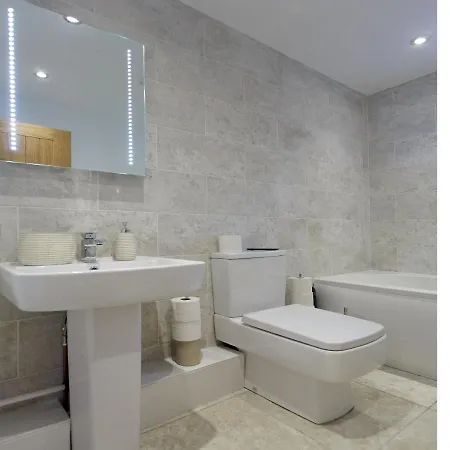 Live In Leeds Greenhill Apartment